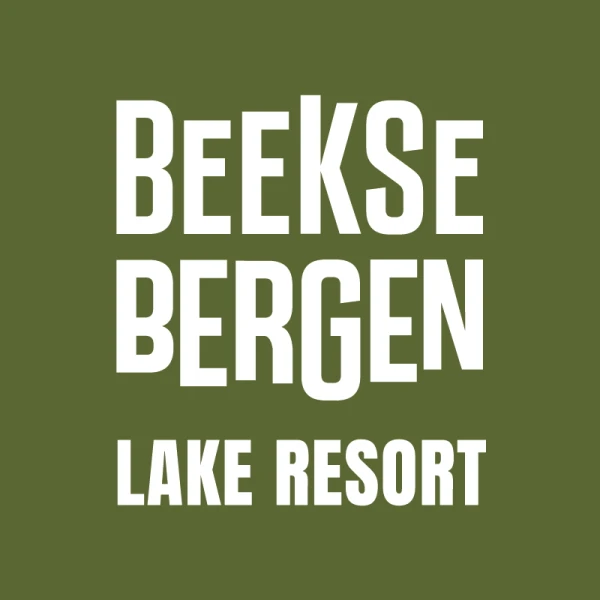 Logo van Lake Resort Beekse Bergen in witte letters op groene achtergrond