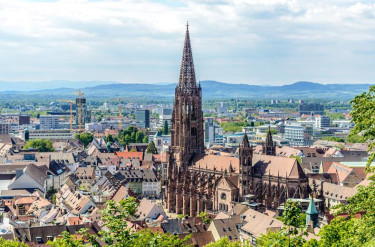 Uitzicht over de stad Freiburg met de bekende Freiburger Münster kathedraal