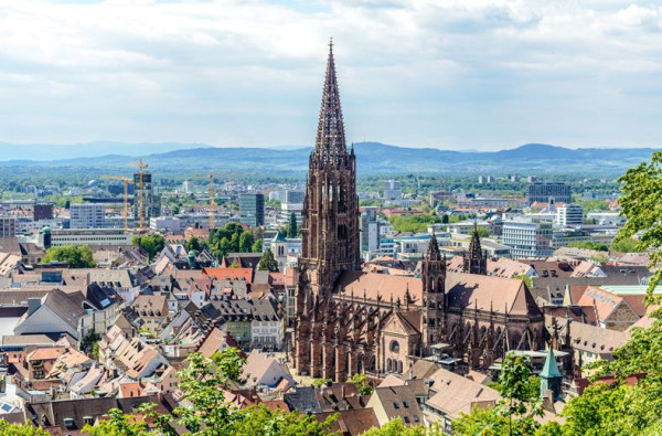 Uitzicht over de stad Freiburg met de bekende Freiburger Münster kathedraal