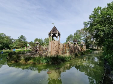 Houten speeltoren op eiland bij speelvijver van Landal park De Lommerbergen