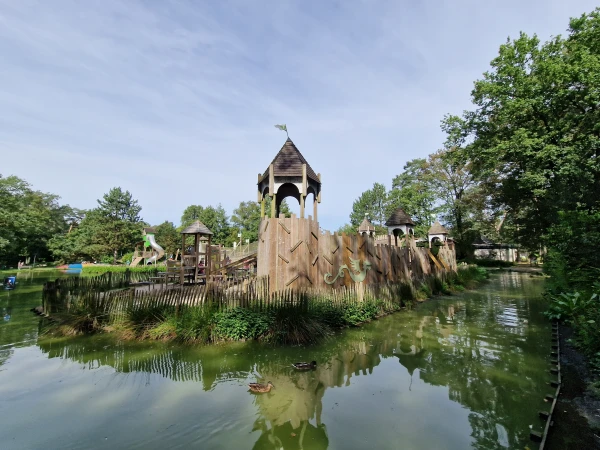 Houten speeltoren op eiland bij speelvijver van Landal park De Lommerbergen