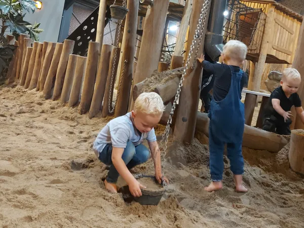 Kindjes spelen in de indoor speeltuin van de leistert