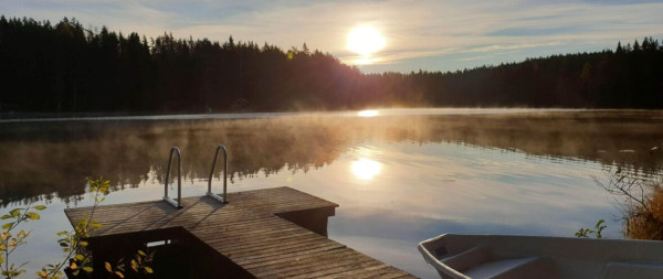 Blokhut aan het meer in Finland