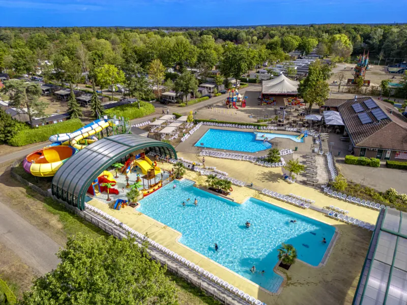 Luchtfoto van het grote buitenzwembad en het waterpark van Capfun Rakelbos in Westelbeers