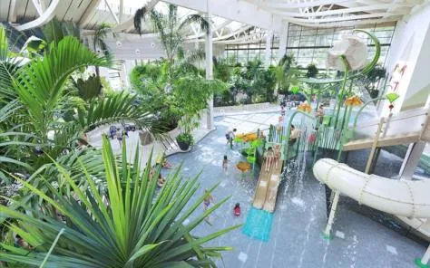 De tropische waterspeeltuin voor kinderen in de Aqua Mundo van Center Parcs Bostalsee, met kleine glijbanen, fonteintjes en speeltoestellen.