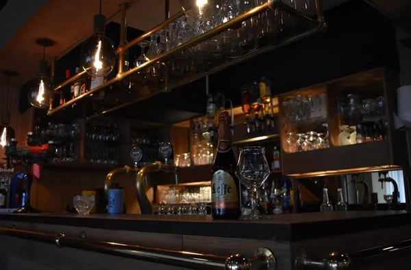 De sfeervolle klassieke bar van Hotel Atlanta in Limburg met houten en messing details en warme industriële verlichting