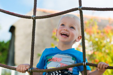 jongen-in-speeltuin-vakantiepark-boomhiemke.jpg