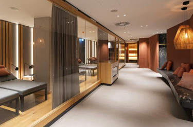 De luxe wellnessruimte van ATLANTIC Hotel Münster met een moderne rustzone