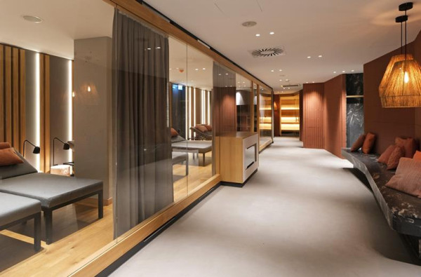 De luxe wellnessruimte van ATLANTIC Hotel Münster met een moderne rustzone