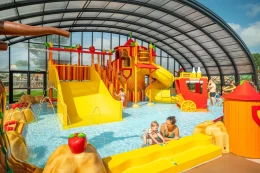 Het overdekte waterpark Holle Bolle Plons met glijbanen en waterspeeltuin