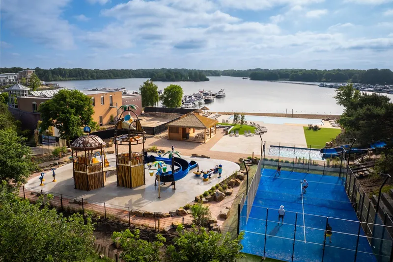 Overzicht van Landal Marina Resort Well, met de ligging aan het Leukermeer, het spraypark, de padelbaan en de jachthaven.