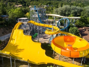 Spectaculaire waterglijbanen in waterpark met trechterglijbaan en snelle bochten, ideaal voor adrenaline en waterpret.
