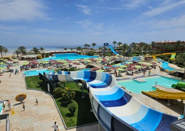 Waterpark met kleurrijke glijbanen en zwembaden