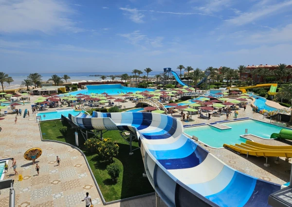 Waterpark met kleurrijke glijbanen en zwembaden