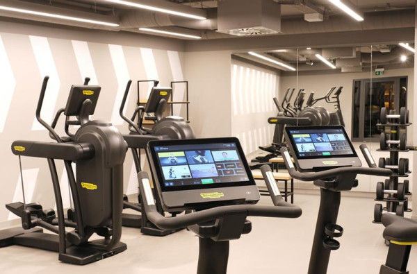 Fitnessruimte van ATLANTIC Hotel Münster met moderne Technogym fitnessapparatuur