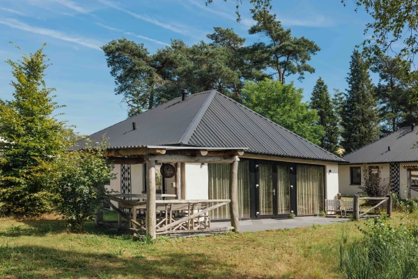 Vrijstaande luxe lodge plus met veranda in bosrijke omgeving van Safari Resort Beekse Bergen