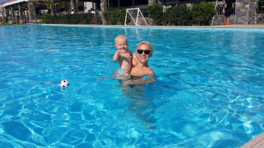 Baby in een zwembad met drijvende voetbal