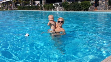 Baby in een zwembad met drijvende voetbal