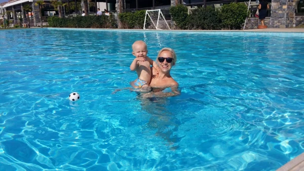 Baby in een zwembad met drijvende voetbal