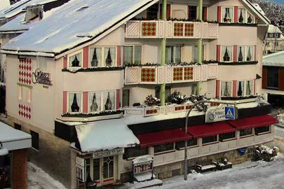 De buitenkant van het kindvriendelijke Göbels Landhotel in Willingen, bedekt met een laag sneeuw in de winter.