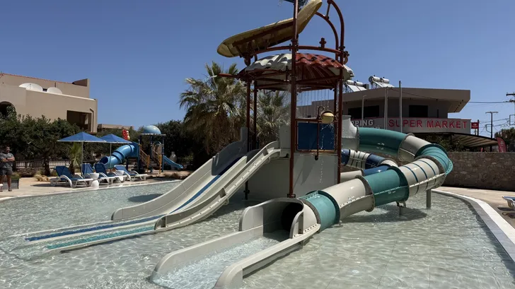 Twee zwembaden, een nieuwe waterspeeltuin en uren waterpret