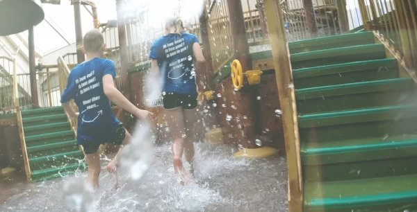 Kinderen spelen in waterspeeltuin bij Center Parcs de Huttenheugte.