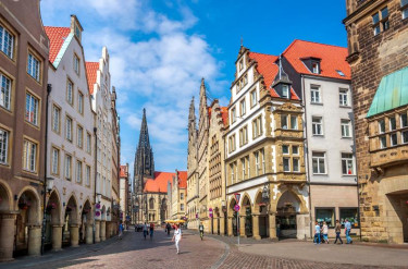 De historische Prinzipalmarkt in het centrum van Münster met de Lambertikerk nabij ATLANTIC Hotel Munster
