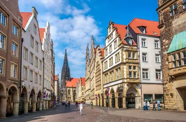 De historische Prinzipalmarkt in het centrum van Münster met de Lambertikerk nabij ATLANTIC Hotel Munster