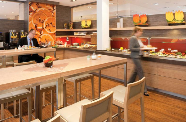 Gasten genieten van het uitgebreide ontbijtbuffet in Ibis Hotel Aken