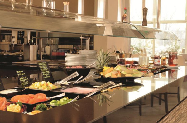 Ontbijtbuffet in Parkhotel Oberhausen met vers fruit salades en diverse soorten beleg