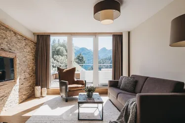 Luxe ingericht appartement met uitzicht op het besneeuwde landschap