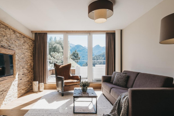 Luxe ingericht appartement met uitzicht op het besneeuwde landschap