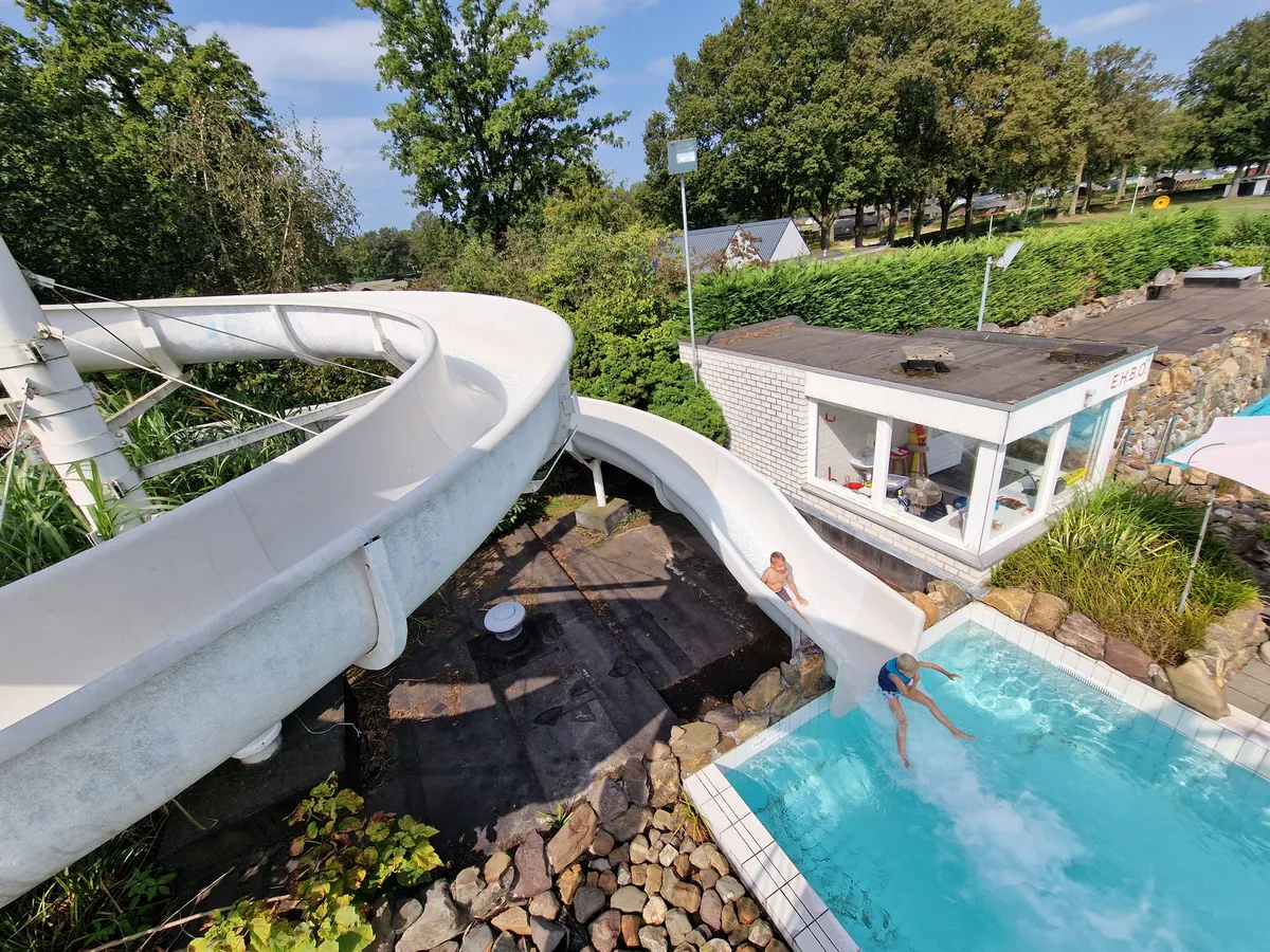 Buitenglijbaan bij zwembad van vakantiepark De Leistert in Limburg