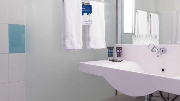 Novotel-Hotel-Maastricht-Badkamer-met-inloopdouche.jpg