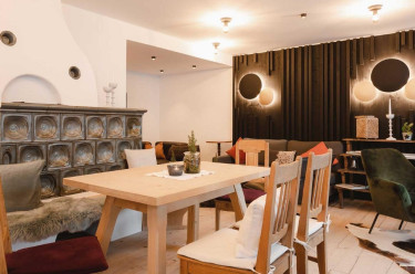 Moderne woonkamer met sfeervolle lichten, een eettafel en een bank