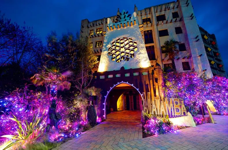 Kleurrijk bord met diverse gerechten van het Afrikaanse themabuffet in een van de restaurants van Phantasialand, van bovenaf gefotografeerd.