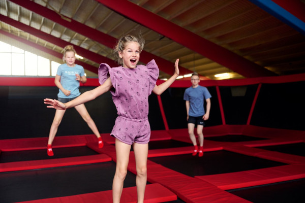 Kinderen springen op het trampolinepark in in vakantiepark Hof van Saksen