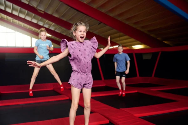 Kinderen springen op het trampolinepark in in vakantiepark Hof van Saksen