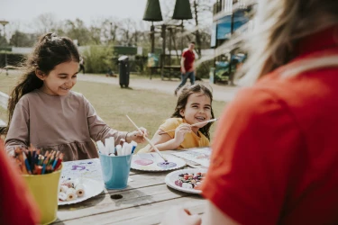 Kinderen verven en tekenen onder begeleiding van animatieteam in Vakantiepark Dierenbos
