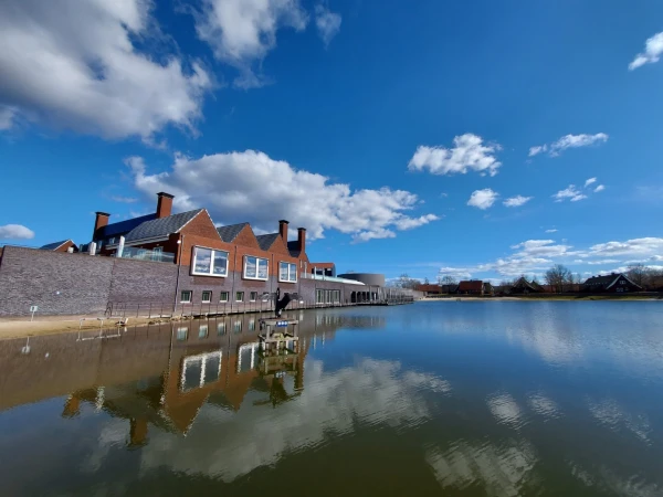 Centrumgebouw van Hof van Saksen spiegelt in het water