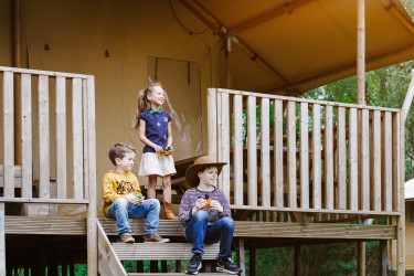 kinderen-op-veranda-safaritent-beekse-bergen.jpg