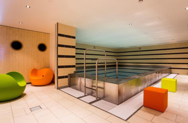 Het binnenzwembad van het Mercure Hotel Duisburg City