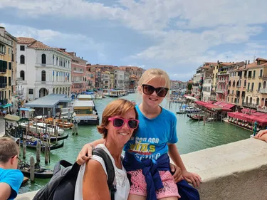 Poseren op een bruggetje in Venetië