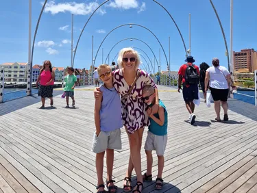 Poseren op de pontjesbrug in Willemstad