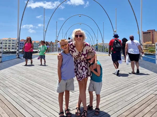 Poseren op de pontjesbrug in Willemstad