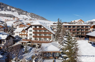 Oostenrijks hotel in de sneeuw direct aan de piste