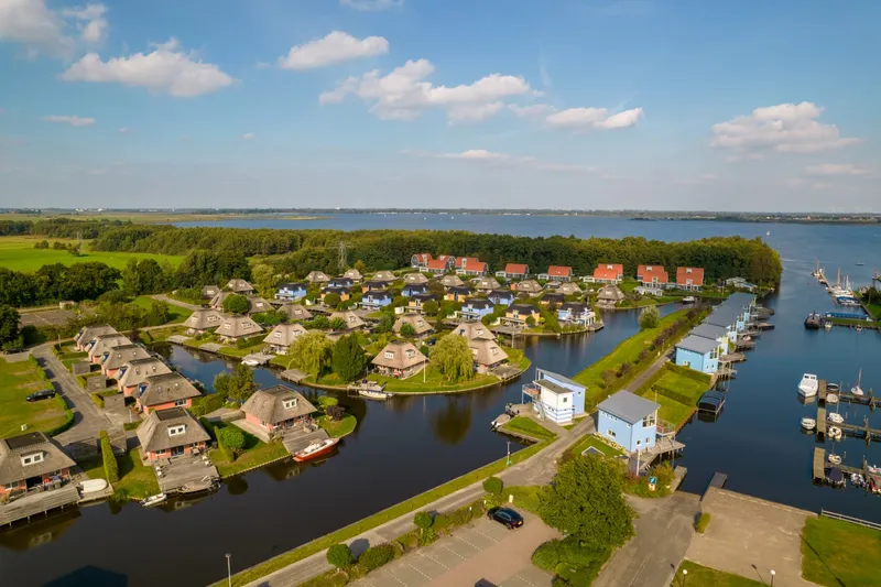Luchtfoto van Villapark de Bloemert in Drenthe, met de vele vakantiehuizen gelegen aan het water van het Zuidlaardermeer.