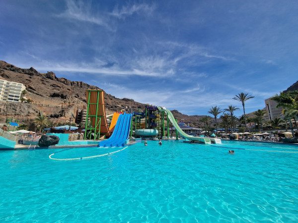 Kleurrijke glijbanen in een waterpark op Gran Canaria