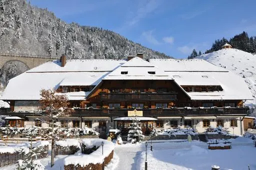 De authentieke buitenkant van het Best Western Hofgut Sternen hotel, prachtig gelegen in een winters landschap in het Zwarte Woud.