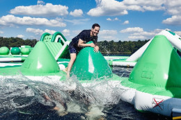 Man speelt op het indrukwekkende aquapark Het Meerdal